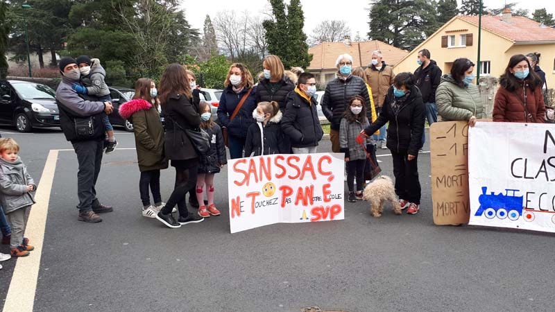 Rassemblement contre les suppressions de classes en Haute Loire