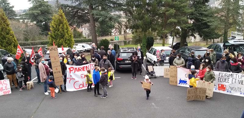 Rassemblement contre les suppressions de classes en Haute Loire